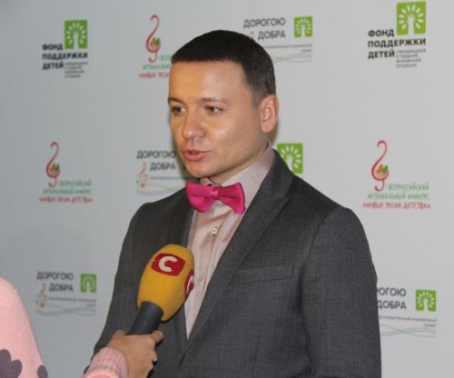 Александр Олешко рассказывает журналистам о непростом выборе жюри конкурса и множестве прекрасных песен, присланных на конкурс