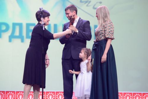 Председатель правления Фонда Марина Гордеева награждает победителей в специальной номинации "Народная симпатия"