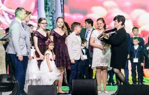 Председатель правления Фонда Марина Гордеева вручает награды
