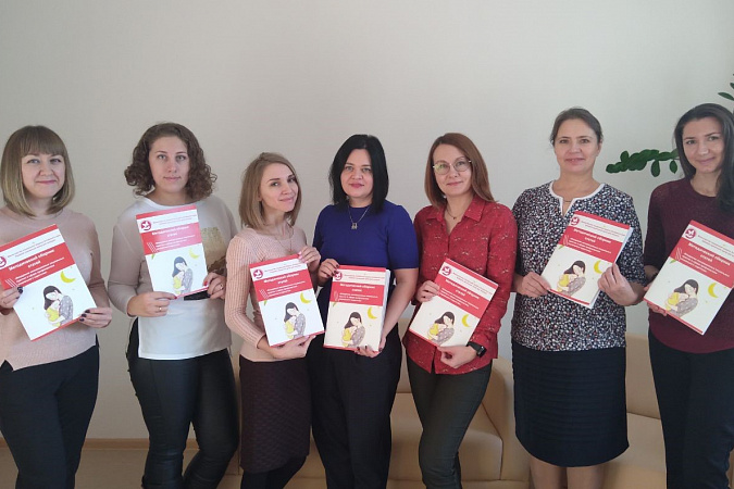 Уникальные истории помощи женщинам собрал Алтайский кризисный центр для женщин в методическом сборнике 