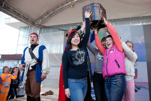 Дети-победители конкурса готовятся открыть сундук Капитана Доверие, спрятанный пиратами